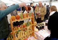 Unos cuarenta expositores participaron en la feria y muestra de productos y artesan�a. 