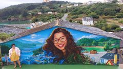 El mural pintado por Dani Caxete en la parte de atr&aacute;s de la vivienda familiar de Ux&iacute;a, cuyo retrato ocupa la parte central de la obra, y su madre, Paloma