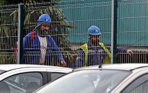 Operarios de la f�brica de Louriz�n, en Pontevedra, una de las tres del grupo Ence en Espa�a.