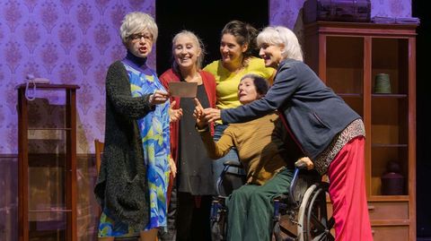 Unha escena da obra. Casilda Alfaro, con chaqueta vermella