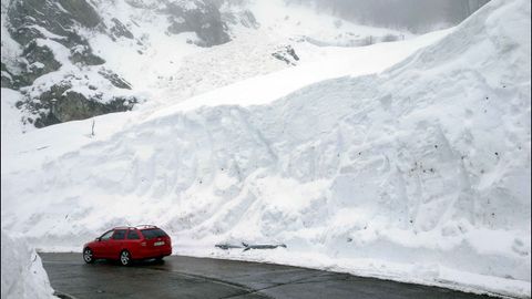 La carretera del puerto asturiano de San Isidro bajo la nieve