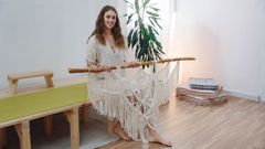 Garvi&ntilde;e Edreira Baldomir con una de las piezas de macram&eacute; elaboradas por ella