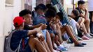 Decenas de menores migrantes no acompa�ados en las proximidades de la Jefatura Superior de Polic�a de Ceuta.