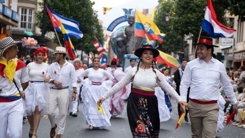 Las calles del centro de Oviedo acogen este jueves el tradicional desfile del día de América en Asturias, en su 72 edición