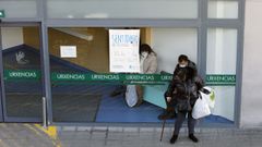 Entrada del servicio de urgencias del Hospital Montecelo, en Pontevedra
