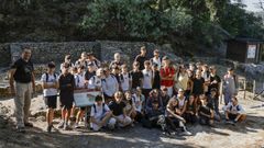 Imaxe do alumnado de Salesianos no castro de Santom�.