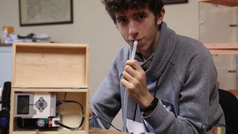 Pablo P�ramo, de Maristas, ha unido un alcohol�metro al sistema de encendido de un veh�culo para impedir que arranque si su propietario da positivo