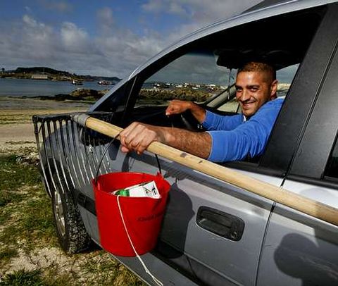 Javier traslada todo su kit de mariscador desde Mar�n, donde vive, a O Grove, donde faena.