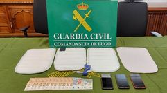 Fotograf�a difundida por la Guardia Civil en la que se ven las cuatro planchas de coca�na l�quida que los detenidos llevaban oculta en otras tantas mochilas