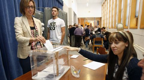 Raquel Arias vota en Sober en una de las últimas elecciones gallegas