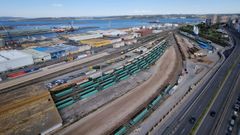 Vista de la terminal de mercanc&iacute;as, en primer t&eacute;rmino, y los muelles de San Diego y petrolero.