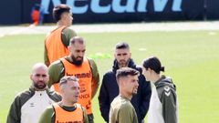 Claudio y su cuerpo t�cnico rodeados de canteranos