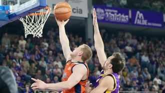Paul Jorgensen entrando a canasta ante el Palencia