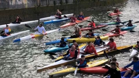 Piraguistas en la protesta contra el cierre del anillo navegables del Piles por contaminacin