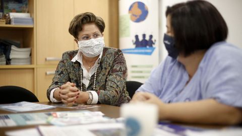 La presidenta de la ONG en Lugo, Josefina Varela, y la secretaria, Ana Castro