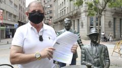 Joaqu�n Moldes, diagnosticado de p�rkinson, con las reclamaciones que present� y otra documentaci�n