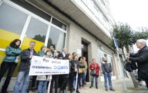 El personal comenz� al mediod�a su protesta portando una pancarta reivindicativa. 