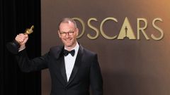El director Joachim Trier recogi� la estatuilla a la mejor pel�cula internacional por �Valor sentimental� en la �ltima edici�n de los Oscar