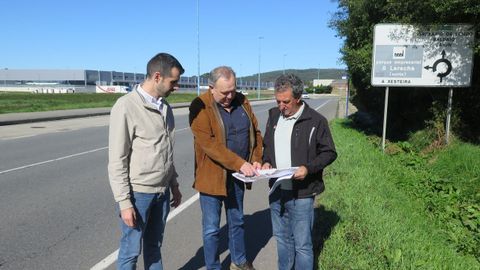 El alcalde de A Laracha, Jos Manuel Lpez (centro), y el edil de Obras, Pablo Cambn (izquierda), en el polgono empresarial.