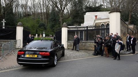 Un coche entrando en el cementerio donde se celebr� el sepelio.