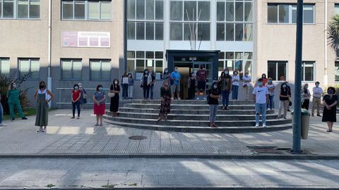 Parte del profesorado del instituto de Adormideras en A Corua se sum esta maana a una protesta espontnea ante el centro