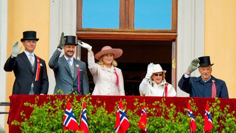 La Familia Real de Noruega: el pr�ncipe Sverre Magnus, el pr�ncipe heredero Haakon, la princesa heredera Mette-Marit, la reina Sonja y el rey Harald. El D�a de la celebraci�n de la Constituci�n en Oslo, Noruega, el 17 de mayo de 2026.