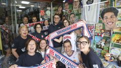 Aficionados del Obradoiro con Epi ante el escaparate de la librer�a Mayso el d�a antes del partido ante el Gipuzkoa