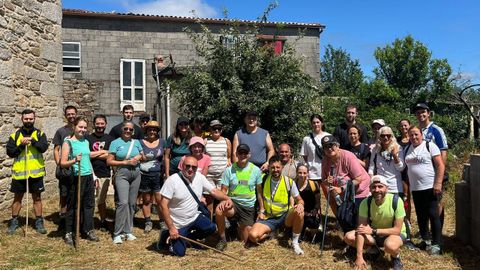Participantes de la andaina organizada por la comisi�n de Sanfins, con el carballo