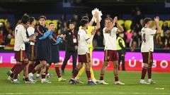 Los jugadores de la selecci�n espa�ola aplaudiendo a los aficionados tras el encuentro