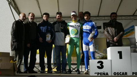 Pereiro y Raa, en el podio del II Trofeo Pea scar Pereiro, ltima prueba del Open Caixanova de Ciclocross, en el que se conocieron en el 2005