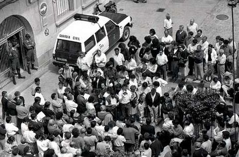 <span lang= es-es >El �catastrazo� de 1988</span>. Hace ya 24 a�os que se inici� un episodio que a�n se recuerda en Cangas. La corporaci�n dimiti� en pleno en 1990 ante la oposici�n vecinal a subir el valor del IBI.