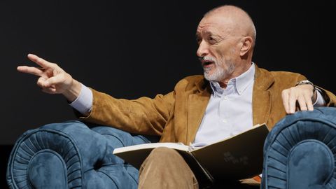 El escritor P�rez-Reverte durante la rueda de prensa en la que anunci� las nuevas fechas de las jornadas. 