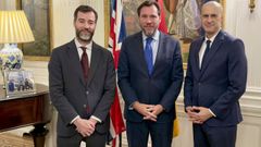 Vctor Jimnez (derecha), al lado del ministro de Transportes scar Puente y Benito Nez,secretario general de Transportes Areo y Martimo (izquierda)