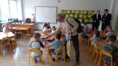 Pedro Caneiro, del equipo de Educacin Viaria do Concello de Narn, en una escuela de la localidad polaca de Lomza
