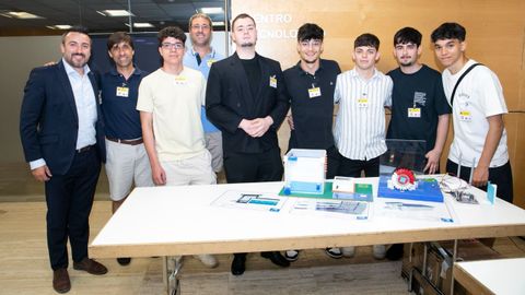 Integrantes del equipo de A Farixa, con el decano de los ingenieros tcnicos de telecomunicaciones, Jos Manuel Martnez (a la izquierda)