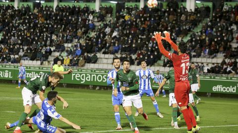 Jaime y Lapea no llegan a un centro colgado al rea del Racing en el partido del sbado