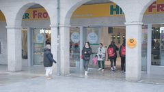 Clientes entrando y saliendo de un supermercado del centro de Lugo.