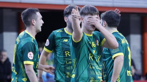 Dina celebra el primer tanto de los cuatro que anot� ante el Tierno Galv�n de Valladolid. 