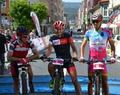 Busto, M�rquez y Trasbach, poco despu�s de llegar a meta. 