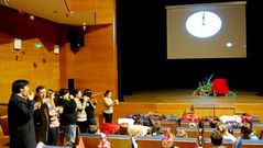 El regidor de Frades entreg� el premio al ganador y los finalistas del concurso de fotos antiguas.