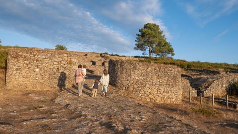 Uno de los fotogramas de la campa�a de la Diputaci�n para captar el turismo familiar, en el castro de San Cibr�n de Las.