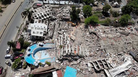 Imagen a vista de dron de varios edificios colapsados en La Guaira a consecuencia del doble terremoto registrado en el norte y centro de Venezuela.