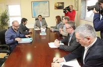 Los representantes municipales se reunieron ayer en Santiago con la Confederaci�n y Augas de Galicia. 