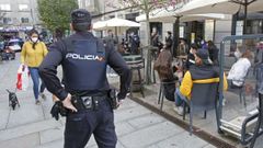 Un polic�a vigila en Pontevedra el cumplimiento de las normas impuestas por la pandemia