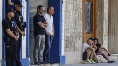 Varias personas en el lugar donde ocurri� el crimen machista de Algemes�