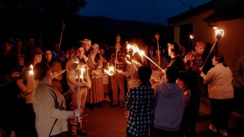 A luz dos fach�s iluminou o percorrido para recoller as pezas de oler�a en Ni�odaguia.