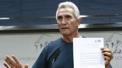El diputado de Unidos Podemos Diego Ca�amero, muestra el documento que ha entregado en el registro del Congreso, en el que renunci� ante notario al aforamiento.