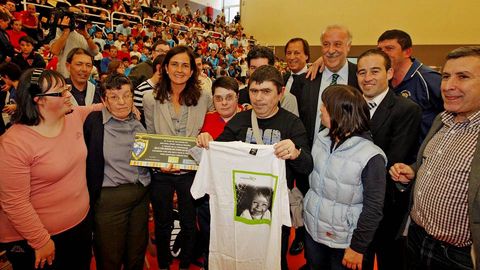 VISITA DE VICENTE DEL BOSQUE A RIBEIRA PARA RECIBIR PREMIO DEL CLUB DE TAEKUONDO NATURAL SPORT VIDELGI
