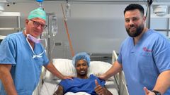 Renato posa con Pedro Martnez Victorio (izquierda), el doctor que lo oper, y otro sanitario del Hospital Ribera Virgen de la Caridad