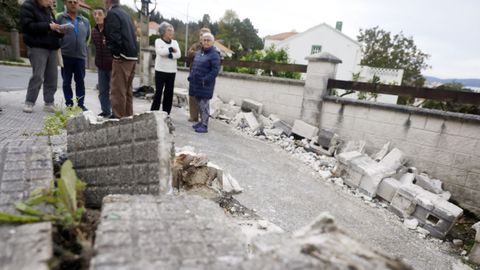 Vecinos de Montecoruto, en Ferrol, reunidos el pasado martes en el lugar del �ltimo accidente.